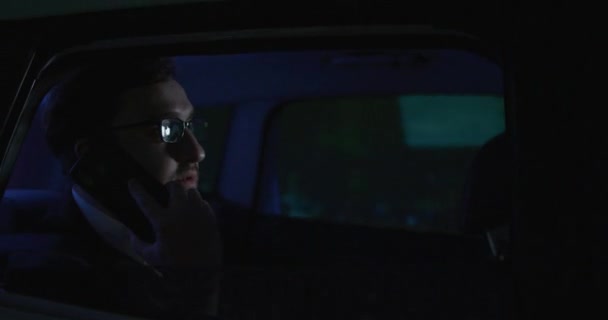 Hombre llamando en el asiento trasero en el coche — Vídeos de Stock