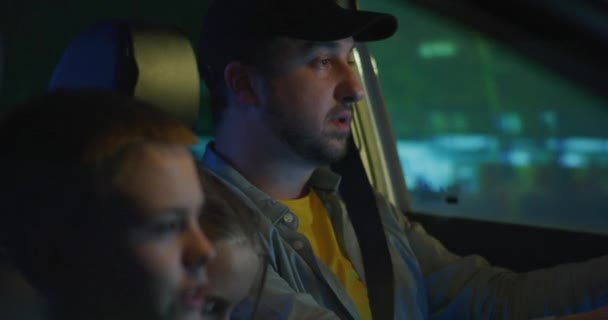 Uomo che guida in modo pericoloso con i bambini — Video Stock