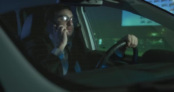 Man phoning and shouting while driving — Stockvideo