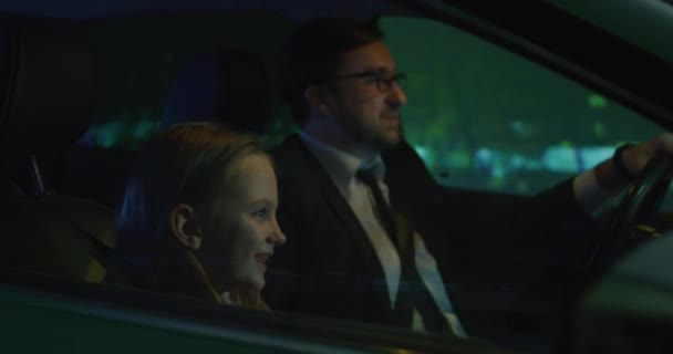 Отец и дочь разговаривают в машине — стоковое видео