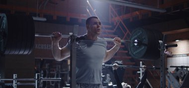 spor salonunda egzersiz genç adam