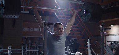 spor salonunda egzersiz genç adam