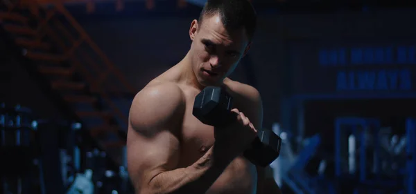 Body builder working out in gym — Stock Photo, Image