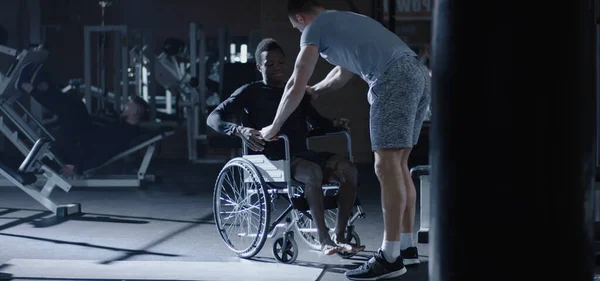 Silla de ruedas hombre ejercitando sit ups — Foto de Stock