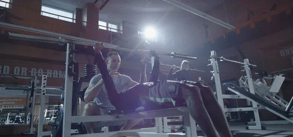 Disabled man exercising bench press — Stockfoto