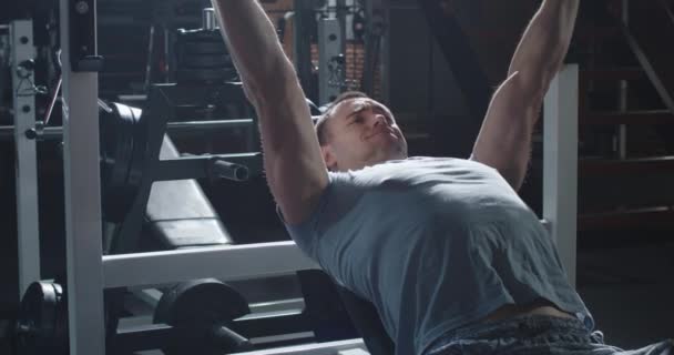 Joven haciendo ejercicio en el gimnasio — Vídeo de stock