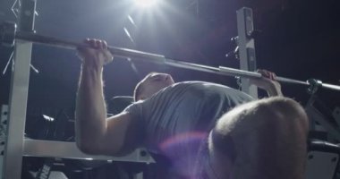 spor salonunda egzersiz genç adam