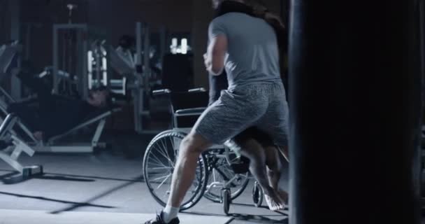 Fauteuil roulant homme exercice assis ups — Video