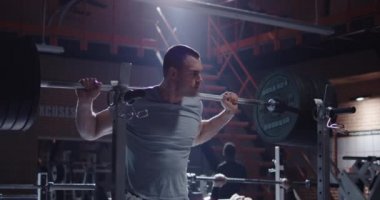 spor salonunda egzersiz genç adam