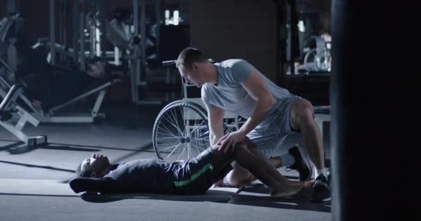 Wheelchair man exercising sit ups — Stock Video