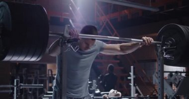 spor salonunda egzersiz genç adam