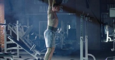 spor salonunda egzersiz genç adam