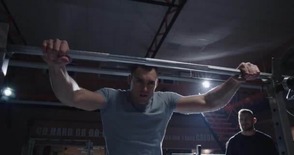 Jeune homme travaillant dans la salle de gym — Video