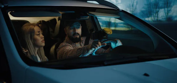 Man setting car GPS while driving — Φωτογραφία Αρχείου