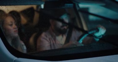 Aile sohbeti ve arabayla seyahat.