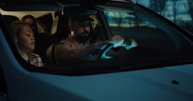 Aile sohbeti ve arabayla seyahat.