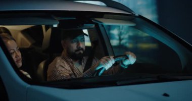 Aile sohbeti ve arabayla seyahat.