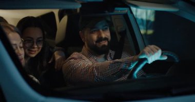 Aile sohbeti ve arabayla seyahat.