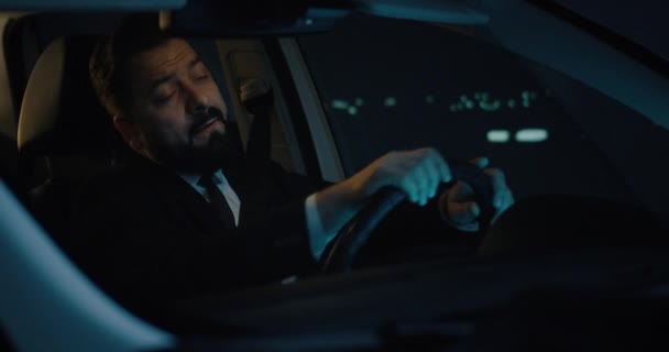 Hombre cansado conduciendo por la noche — Vídeos de Stock