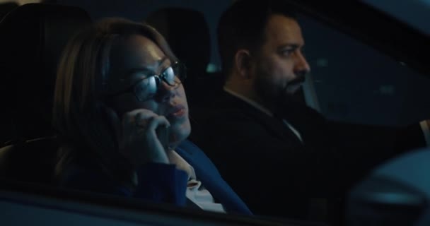 Man driving and woman phoning — Stok video