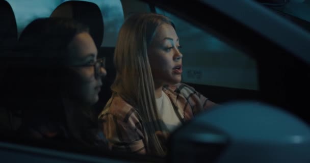 Женщины разговаривают и путешествуют в машине — стоковое видео