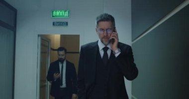İş adamı ofis koridorundan arıyor.