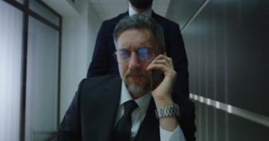 Tekerlekli sandalye yöneticisi ofis koridorundan arıyor.