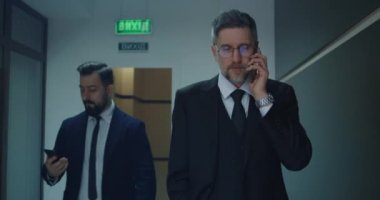 İş adamı ofis koridorundan arıyor.