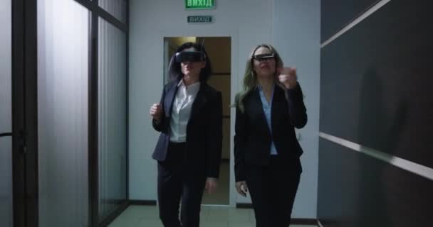 İş kadınları ofis koridorunda VR gözlüğü kullanıyor — Stok video