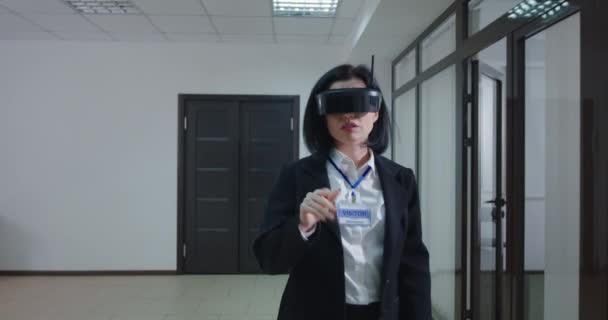 Donna d'affari che utilizza occhiali VR nel corridoio dell'ufficio — Video Stock