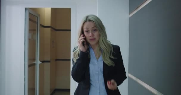 Obchodní žena telefonuje na chodbě kanceláře — Stock video