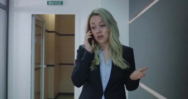 Mujer de negocios llamando al pasillo de la oficina — Vídeo de stock