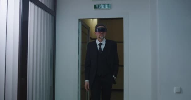 Geschäftsmann mit Vr-Brille im Büroflur — Stockvideo