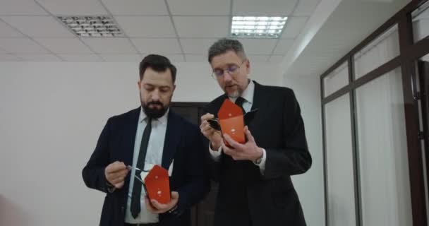 Empresarios charlando y comiendo en pasillo de oficina — Vídeos de Stock