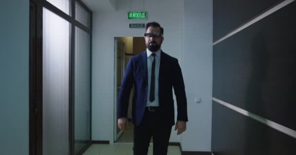 Businessman using VR glasses in office corridor — Stock Video