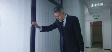 Hasta yöneticiye yardım etmek için çalışan iş arkadaşları.