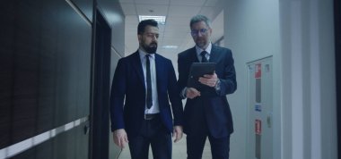 Müdür yürürken iş arkadaşına anlatıyor