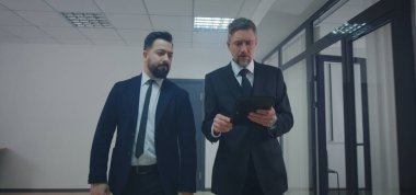 Müdür yürürken iş arkadaşına anlatıyor