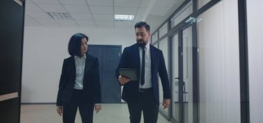 İş adamları yürürken konuşmak