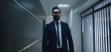 İş adamı ofis koridorunda VR gözlüğü kullanıyor.