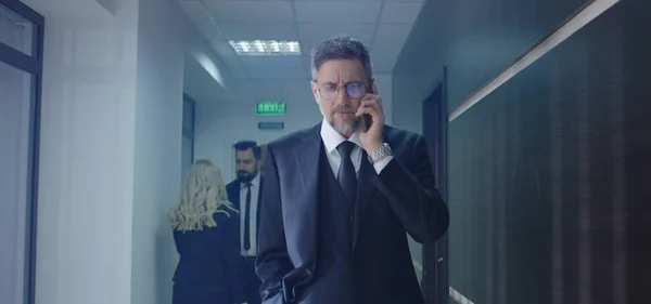 Homme d'affaires téléphonant dans le couloir de bureau — Photo