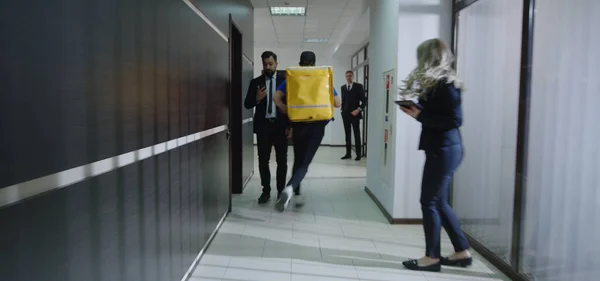 Entrega menino chegando com comida — Fotografia de Stock