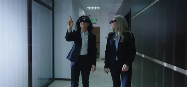 Businesswomen usando gafas VR en pasillo de oficina — Foto de Stock