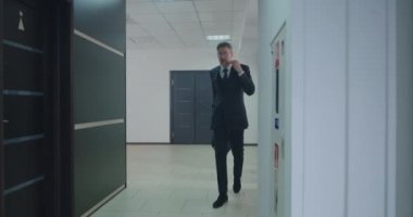 Hasta yöneticiye yardım etmek için çalışan iş arkadaşları.
