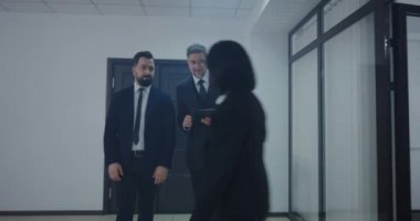 Müdür yürürken iş arkadaşına anlatıyor