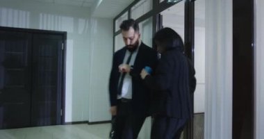 Kafası meşgul iş adamları ofis koridorunda çarpışıyor