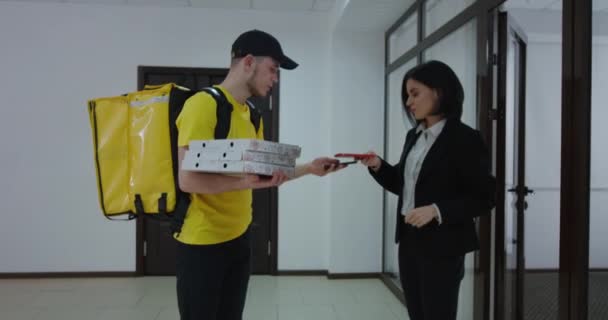 Empresaria pagando entrega de comida — Vídeos de Stock