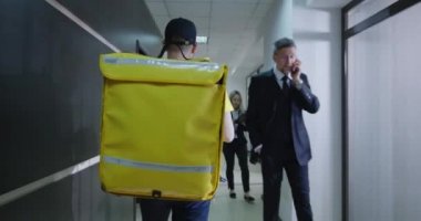 Yiyecek getiren çocuk iş adamına koşuyor.