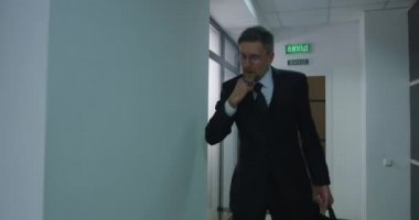 Hasta yöneticiye yardım etmek için çalışan iş arkadaşları.