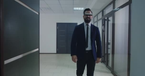 Empresarios con gafas VR en pasillo de oficina — Vídeos de Stock